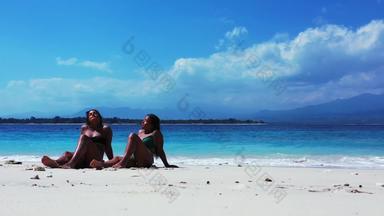 性感的有趣的女性假期支出质量时间海滩天堂白色沙子蓝色的背景